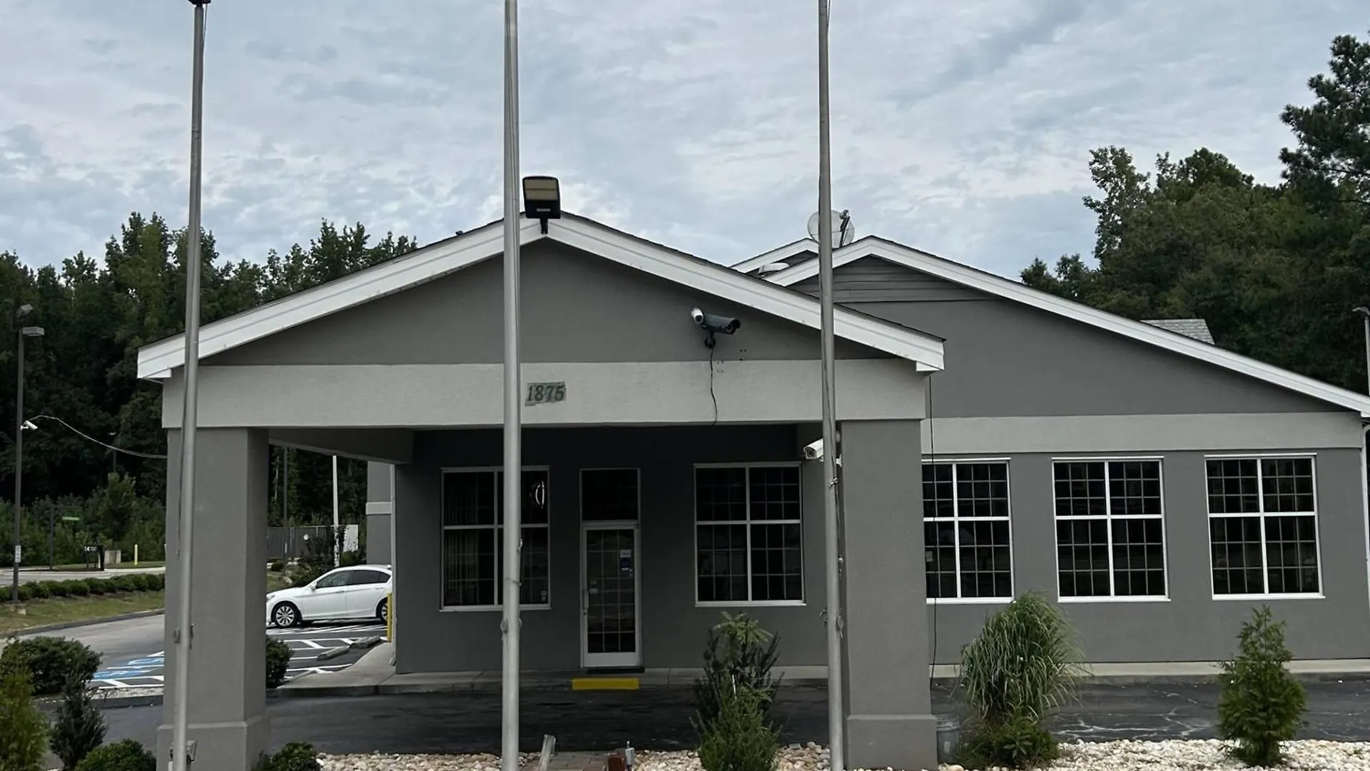 Where to Stay Near Veterans Park: 4 Airport Hotels Ranked