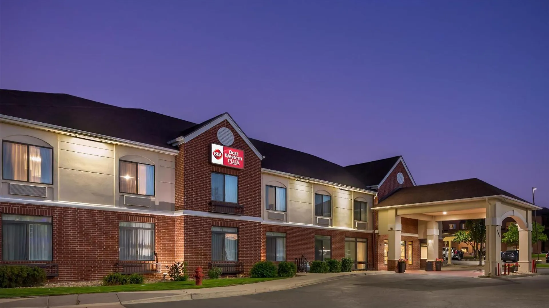 Where to Stay Near 1stBank Center: 4 Golf Hotels Reviewed