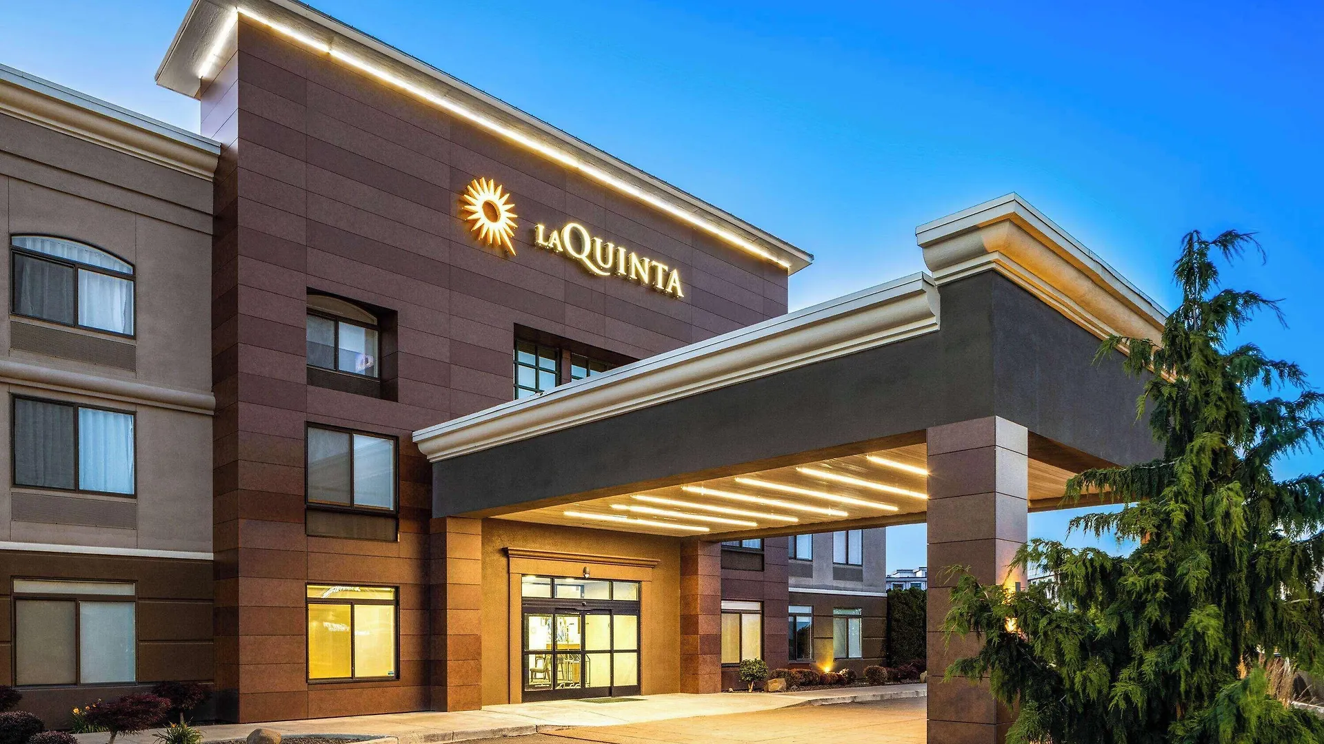4 Smart Airport Hotels Near Edgar Brown Memorial Stadium