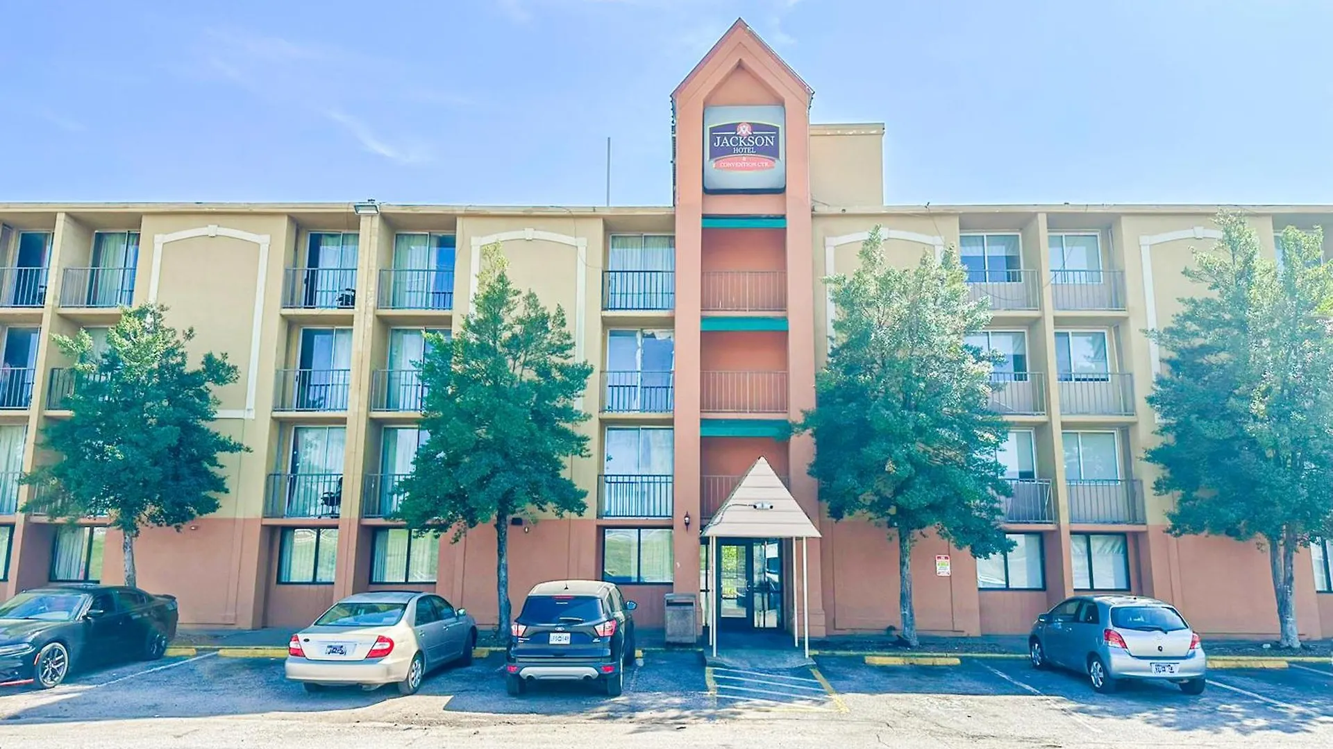 Staying Near Outdoor Basketball Court: 4 Jackson Airport Hotels Compared