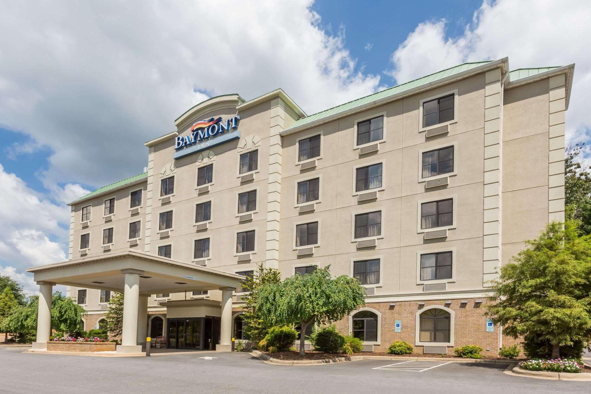 4 Smart Budget Hotels Near Tropical Gardens Mini Golf