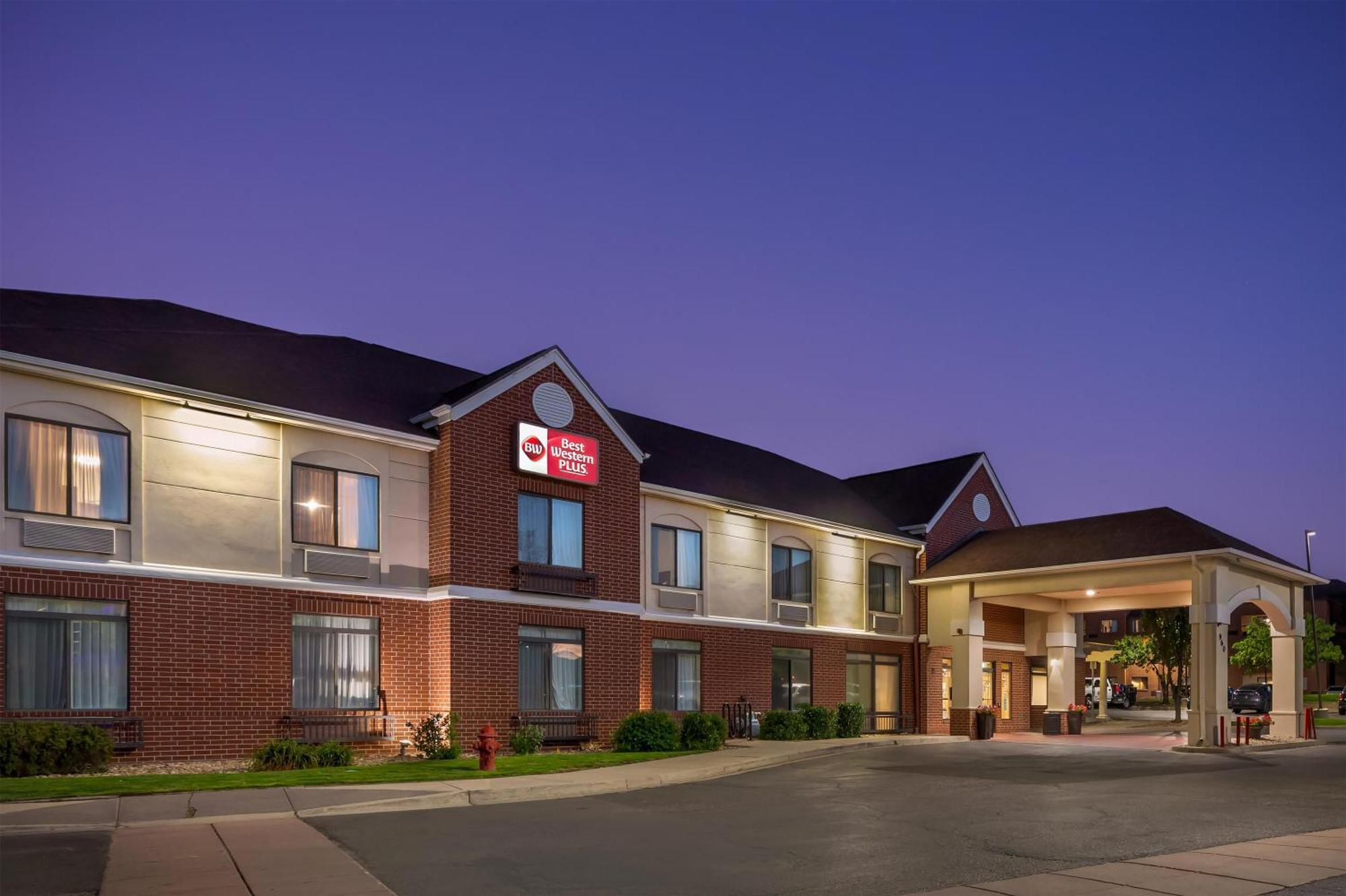 Where to Stay Near 1stBank Center: 4 Golf Hotels Reviewed