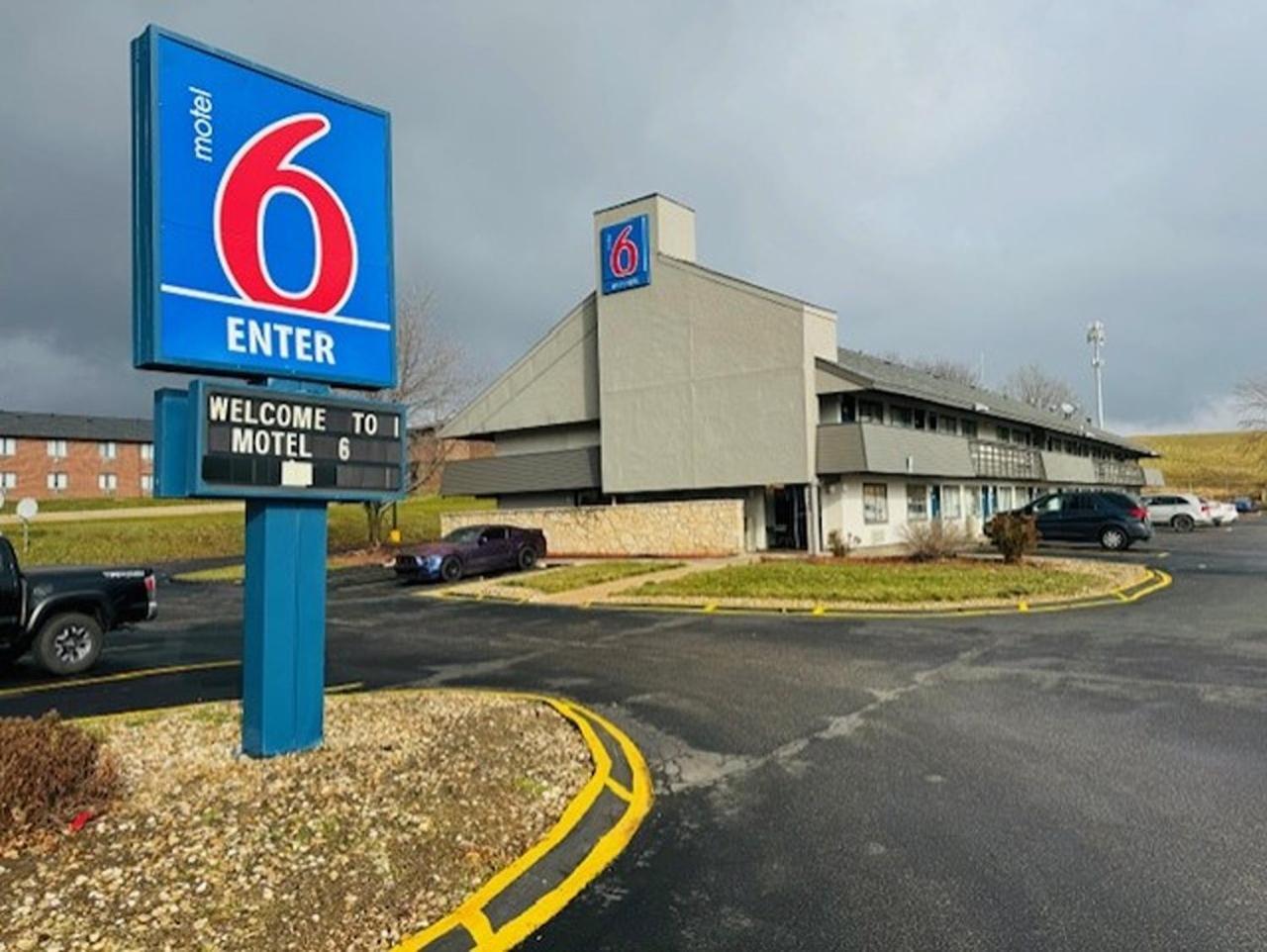 Staying Near Tait Cummins Memorial Park: 4 Airport Hotels Compared