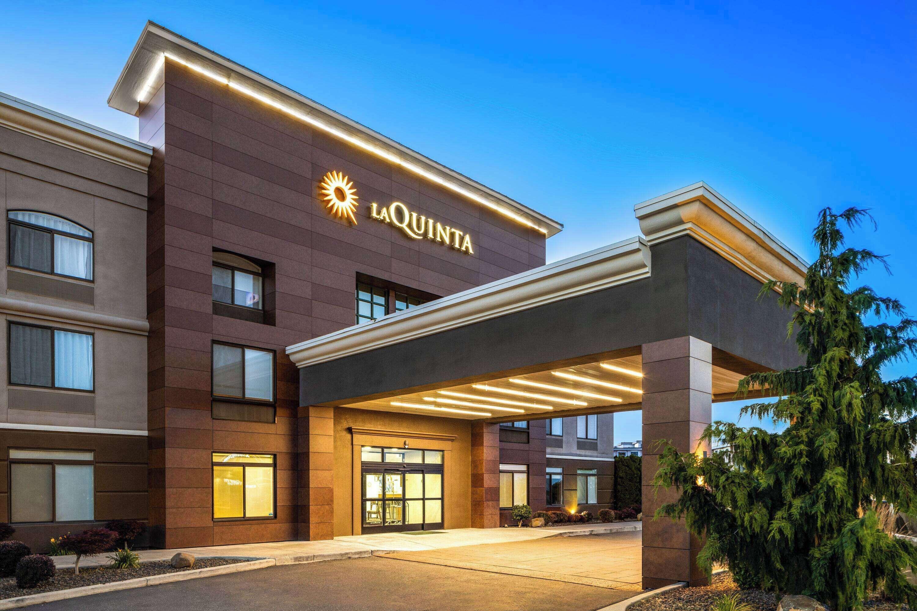 4 Smart Airport Hotels Near Edgar Brown Memorial Stadium